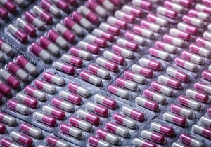 Pink and white capsules in blister packs – bulk production of white label supplements for private branding.